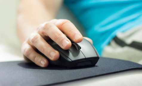 una persona usando el raton de ordenador haciendo clic