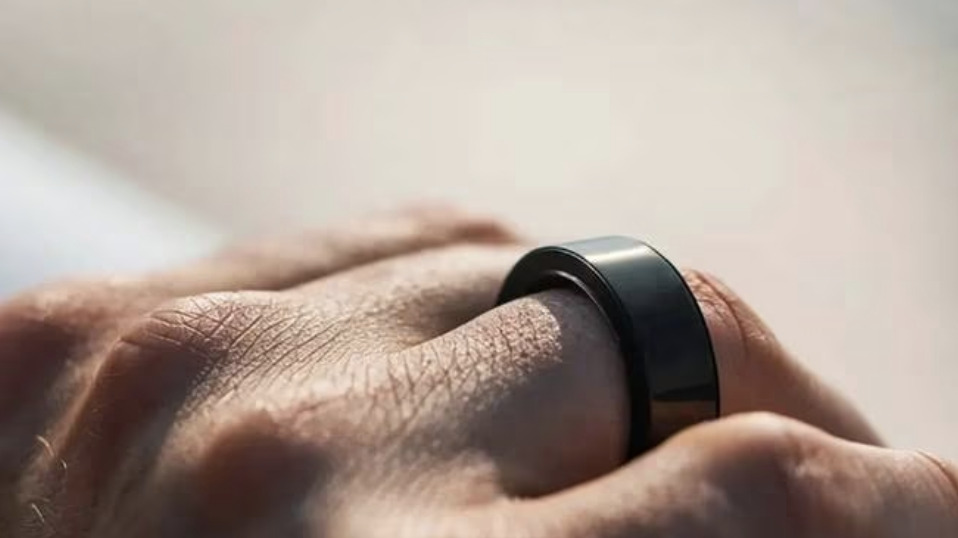 Este nuevo anillo inteligente solo pesa 2 gramos y tiene autonomía para 5  días